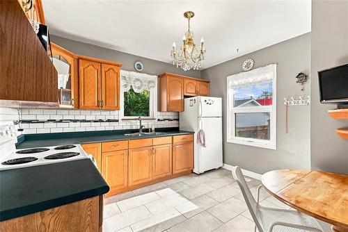 123 Traverse Ave, Winnipeg, MB - Indoor Photo Showing Kitchen