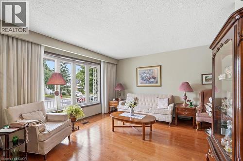 229 East 8Th Street, Hamilton, ON - Indoor Photo Showing Living Room