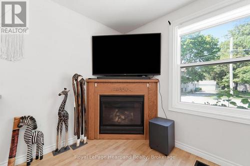 117 Quebec Street, Goderich (Goderich (Town)), ON - Indoor Photo Showing Living Room With Fireplace