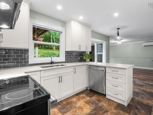 94 Dillon Crescent, Halifax, NS - Indoor Photo Showing Kitchen With Double Sink