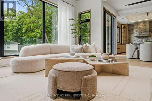 10 Peter Morse Way, Vaughan, ON - Indoor Photo Showing Living Room