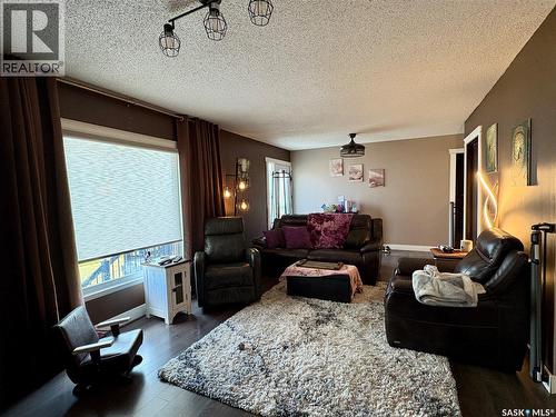 105 5Th Avenue, Hodgeville, SK - Indoor Photo Showing Living Room