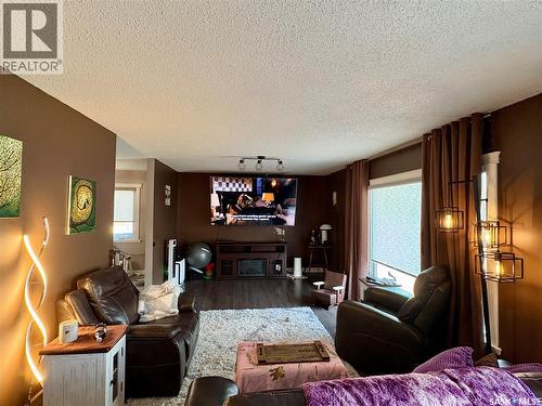 105 5Th Avenue, Hodgeville, SK - Indoor Photo Showing Living Room