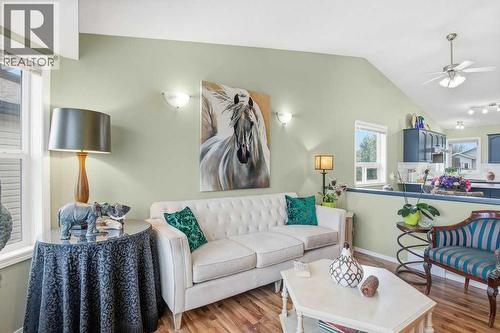 10 Hansen Close, Sylvan Lake, AB - Indoor Photo Showing Living Room