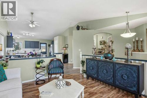 10 Hansen Close, Sylvan Lake, AB - Indoor Photo Showing Living Room