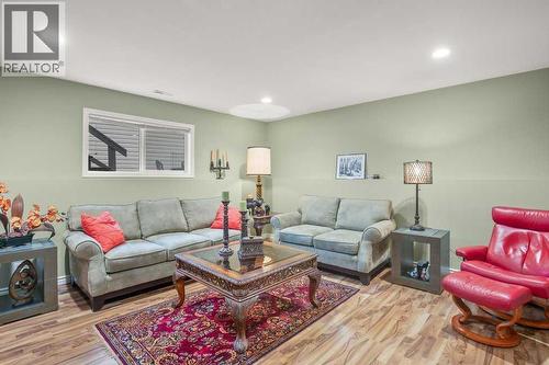 10 Hansen Close, Sylvan Lake, AB - Indoor Photo Showing Living Room