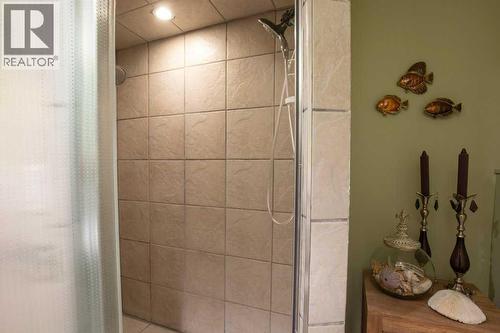 10 Hansen Close, Sylvan Lake, AB - Indoor Photo Showing Bathroom