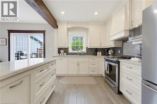 394 Charlton Avenue W, Hamilton, ON - Indoor Photo Showing Kitchen With Upgraded Kitchen