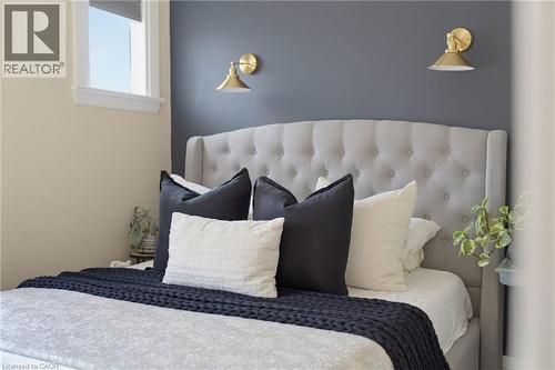 394 Charlton Avenue W, Hamilton, ON - Indoor Photo Showing Bedroom