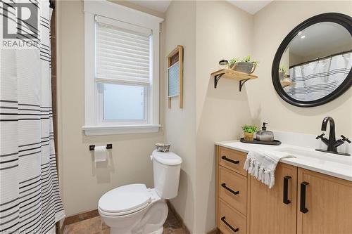 394 Charlton Avenue W, Hamilton, ON - Indoor Photo Showing Bathroom