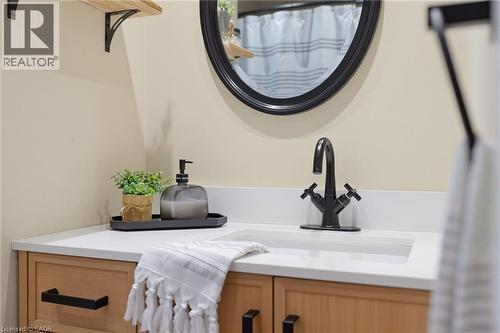 394 Charlton Avenue W, Hamilton, ON - Indoor Photo Showing Bathroom