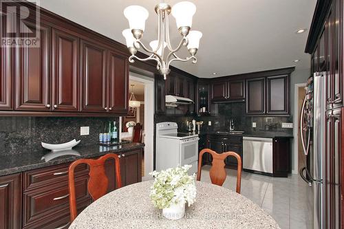 540 Louis Drive, Mississauga, ON - Indoor Photo Showing Kitchen