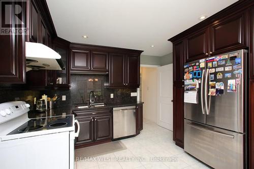 540 Louis Drive, Mississauga, ON - Indoor Photo Showing Kitchen