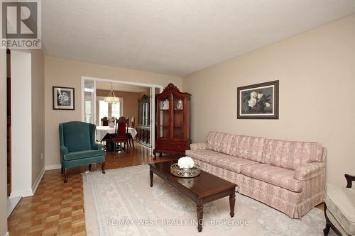540 Louis Drive, Mississauga, ON - Indoor Photo Showing Living Room
