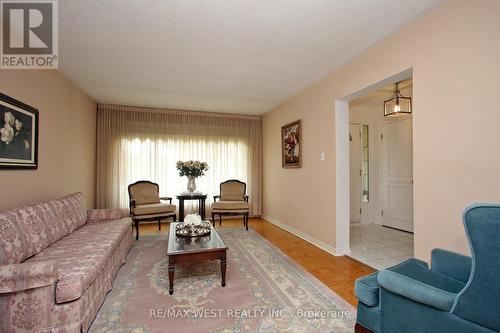 540 Louis Drive, Mississauga, ON - Indoor Photo Showing Living Room