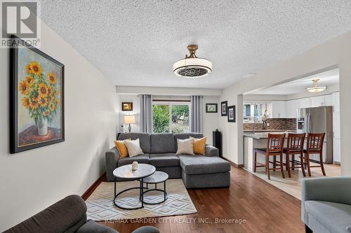 43 Bonaparte Way, Hamilton, ON - Indoor Photo Showing Living Room