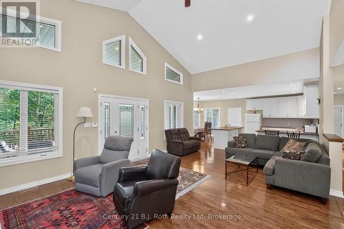 11 Rue Karola Road, Tiny, ON - Indoor Photo Showing Living Room