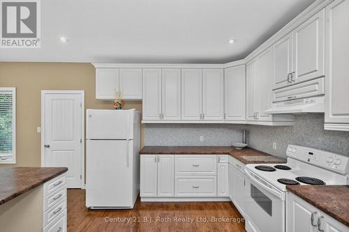 11 Rue Karola Road, Tiny, ON - Indoor Photo Showing Kitchen