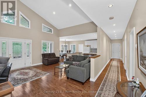 11 Rue Karola Road, Tiny, ON - Indoor Photo Showing Living Room