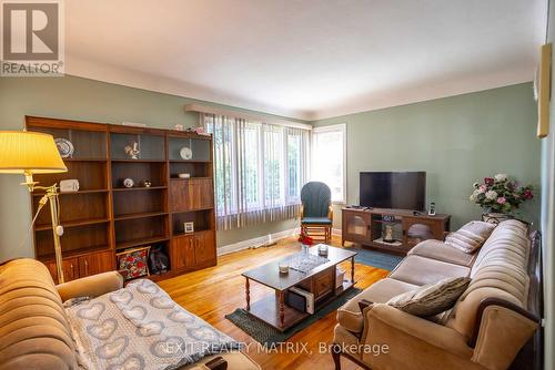 552 Dunbrack Street, Ottawa, ON - Indoor Photo Showing Living Room