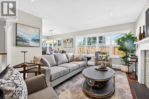 2079 Gary Crescent, Burlington, ON - Indoor Photo Showing Living Room