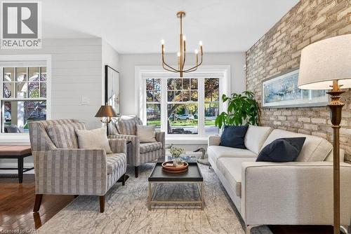 2079 Gary Crescent, Burlington, ON - Indoor Photo Showing Living Room