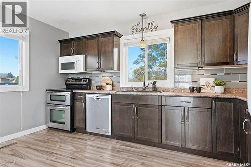 18 Mackie Crescent, Saskatoon, SK - Indoor Photo Showing Kitchen