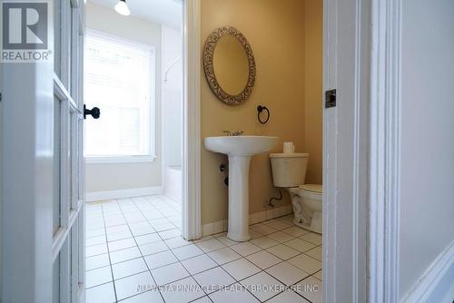 571 Dufferin Avenue, London East (East F), ON - Indoor Photo Showing Bathroom