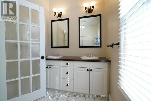571 Dufferin Avenue, London East (East F), ON - Indoor Photo Showing Bathroom