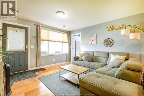 2480 Arthur Road, Windsor, ON - Indoor Photo Showing Living Room