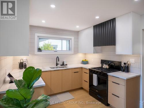 12 Arthur Street, London East (East F), ON - Indoor Photo Showing Kitchen
