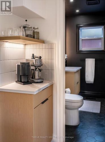 12 Arthur Street, London East (East F), ON - Indoor Photo Showing Bathroom