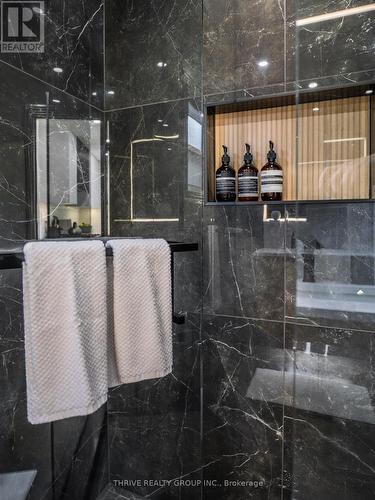 12 Arthur Street, London East (East F), ON - Indoor Photo Showing Bathroom