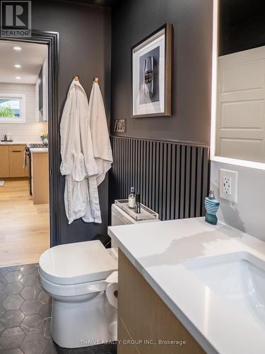 12 Arthur Street, London East (East F), ON - Indoor Photo Showing Bathroom