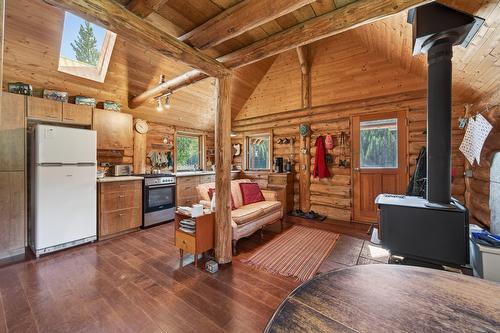 5000 Starshine Way, Merritt, BC - Indoor Photo Showing Kitchen