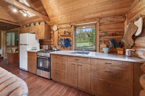 5000 Starshine Way, Merritt, BC - Indoor Photo Showing Kitchen