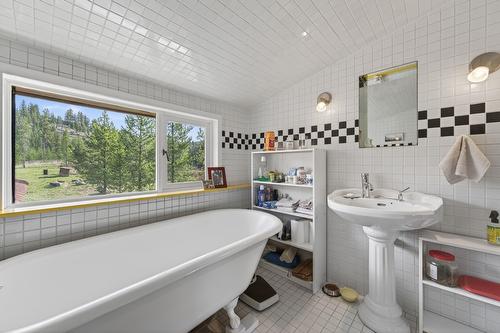 5000 Starshine Way, Merritt, BC - Indoor Photo Showing Bathroom