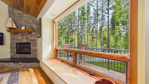 9387 Moyie Shores Estates Road, Moyie, BC - Indoor With Fireplace