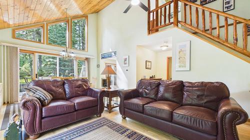 9387 Moyie Shores Estates Road, Moyie, BC - Indoor Photo Showing Living Room