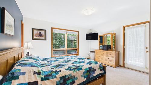 9387 Moyie Shores Estates Road, Moyie, BC - Indoor Photo Showing Bedroom