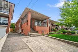 25 CHAMBERLAIN AVENUE Toronto, ON M6E 4J7