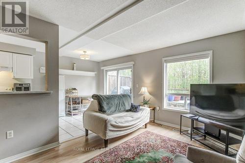 331 Ravineview Way, Oakville, ON - Indoor Photo Showing Living Room