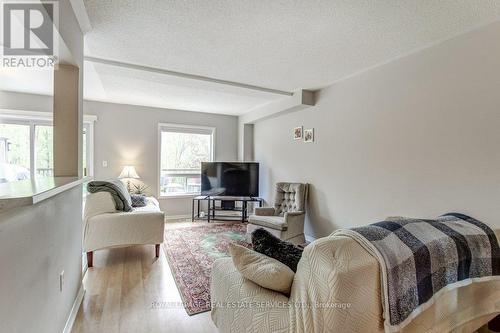 331 Ravineview Way, Oakville, ON - Indoor Photo Showing Living Room