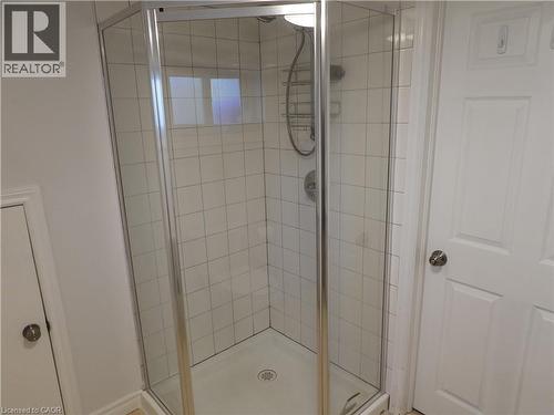 285 East 28Th Street, Hamilton, ON - Indoor Photo Showing Bathroom