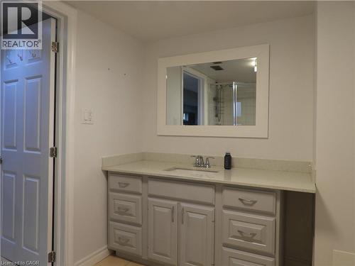 285 East 28Th Street, Hamilton, ON - Indoor Photo Showing Bathroom
