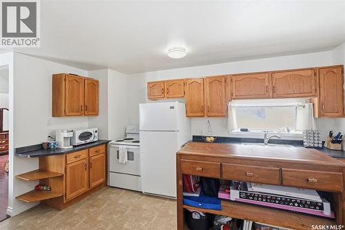 547 5Th Street E, Prince Albert, SK - Indoor Photo Showing Kitchen With Double Sink