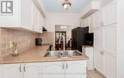 836 Avocado Crescent, Mississauga, ON - Indoor Photo Showing Kitchen With Double Sink