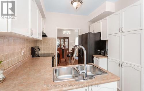 836 Avocado Crescent, Mississauga, ON - Indoor Photo Showing Kitchen With Double Sink