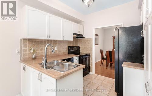 836 Avocado Crescent, Mississauga, ON - Indoor Photo Showing Kitchen With Double Sink