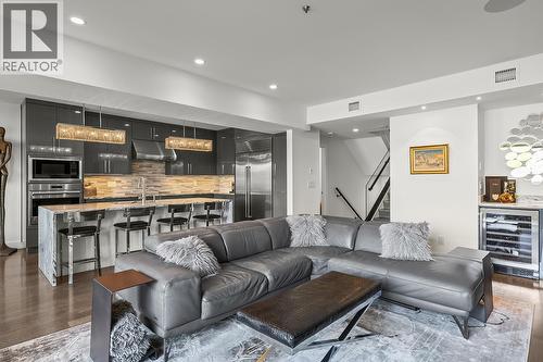 1156 Sunset Drive Unit# 123, Kelowna, BC - Indoor Photo Showing Living Room
